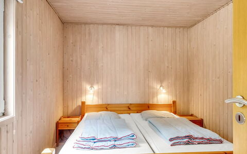 Gisella - 900M from the Sea: Verdieping, Flooring, Interieur Ontwerp, Muur, Slaapkamer, Hout, Bed, Plafond, Kamer, Meubilair