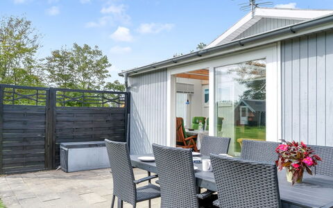 Gisella - 900M from the Sea: Hout, Deur, Huis, Meubilair, Stoel, Buitenmeubels, Schaduw, Verblijf, Siding, Veranda