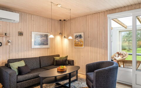 Gisella - 900M from the Sea: Flooring, Interieur Ontwerp, Hout, Verdieping, Meubilair, Plafond, Huis, Kamer, Woonkamer, Verlichting