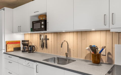 Gisella - 900M from the Sea: Keuken, Countertop, Hout, Flooring, Toestel Van De Keuken, Interieur Ontwerp, Cabinetry, Wastafel, Major Appliance, Verdieping