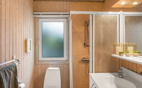 Gisella - 900M from the Sea: Hout, Loodgieterswerkinrichting, Flooring, Verdieping, Interieur Ontwerp, Badkamer, Loodgieter, Toilet, Wastafel, Wc Bril