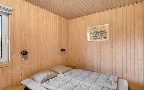 Gisella - 900M from the Sea: Muur, Slaapkamer, Flooring, Hout, Verdieping, Bed, Interieur Ontwerp, Plafond, Laken, Kamer