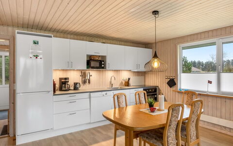 Gisella - 900M from the Sea: Meubilair, Hout, Keuken, Flooring, Interieur Ontwerp, Countertop, Plafond, Verdieping, Houten Vloer, Toestel Van De Keuken