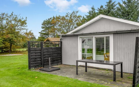 Gisella - 900M from the Sea: Hout, Siding, Verblijf, Schuur, Garden Gebouwen, Land Lot, Huis, Deur, Tuin, Backyard