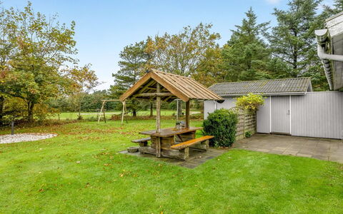 Gisella - 900M from the Sea: Struik, Tuin, Schaduw, Verblijf, Gazon, Backyard, Landscaping, Werf, Garden Gebouwen, Park