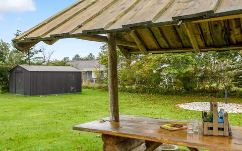 Gisella - 900M from the Sea: Hout, Meubilair, Schaduw, Buitenmeubels, Outdoor Structuur, Buitentafel, Openluchtbank, Tuin, Backyard, Picknicktafel