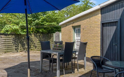 France - 5Km from the Sea: Meubilair, Interieur Ontwerp, Flooring, Verdieping, Plafond, Kamer, Stoel, Tafel, Appartement, Keuken En Eettafel
