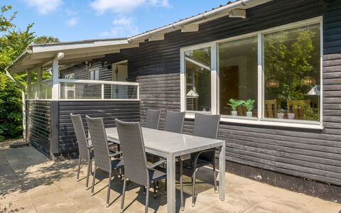 France - 5Km from the Sea: Meubilair, Interieur Ontwerp, Flooring, Verdieping, Plafond, Kamer, Stoel, Tafel, Appartement, Keuken En Eettafel