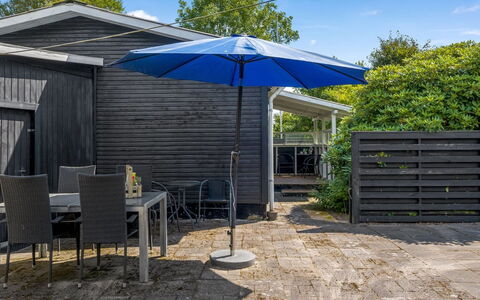 France - 5Km from the Sea: Meubilair, Interieur Ontwerp, Flooring, Verdieping, Plafond, Kamer, Stoel, Tafel, Appartement, Keuken En Eettafel