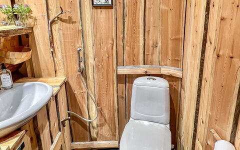 Ukkokelo: Meubilair, Stoel, Buitenmeubels, Tafel, Hout, Buitentafel, Keuken En Eettafel, Schaduw, Tuin, Paraplu