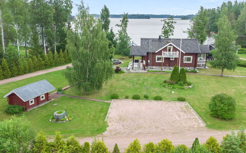 Villa Sirpia: Gebouw, Huis, Dak, Woongebied, Huis, Verblijf, Landgoed, Land Lot, Plain