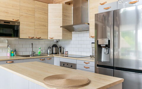 Villa Sirpia: Meubilair, Keuken, Countertop, Toestel Van De Keuken, Cabinetry, Flooring, Interieur Ontwerp, Hout, Huishoudapparatuur, Major Appliance