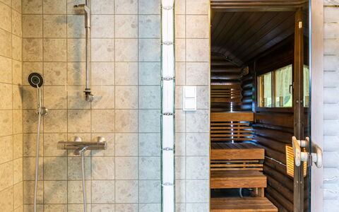 Villa Sirpia: Flooring, Verdieping, Samengesteld Materiaal, Loodgieterswerkinrichting, Loodgieter, Beits, Tegel, Hardwood, Ontwerp, Badkamer