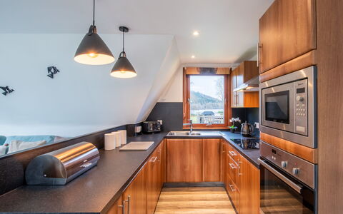 Lodge 6: Interieur Ontwerp, Keuken, Flooring, Meubilair, Hout, Verdieping, Plafond, Countertop, Verlichting, Cabinetry