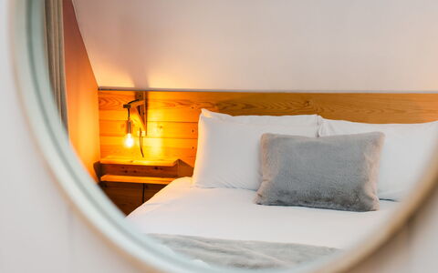 Lodge 6: Hout, Slaapkamer, Interieur Ontwerp, Laken, Bedding, Bed, Verlichting, Meubilair, Bed Frame, Verdieping