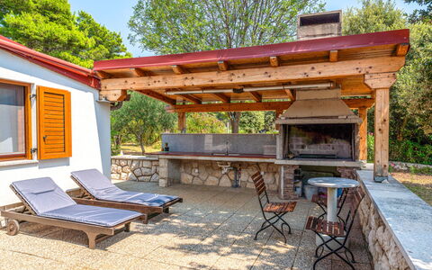 Dundo House: Hout, Meubilair, Buitenmeubels, Beits, Stoel, Schaduw, Buitentafel, Outdoor Structuur, Tuin, Patio