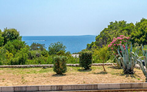 Dundo House: Blauw, Groen, Blad, Vegetation, Struik, Plantengemeenschap, Tuin, Zee, Oceaan, Landscaping