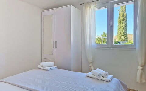 Nancy: Appartement, Bed, Slaapkamer, Raambekleding, Bedding, Venster Behandeling, Hoofdkussen, Gordijn, Bed Frame, Laken