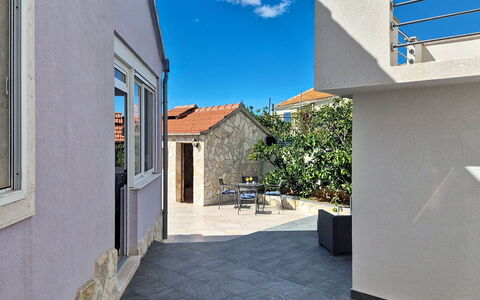 Nancy: Woongebied, Huis, Beton, Schaduw, Oprit, Flagstone, Gang, Balkon, Villa