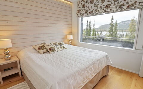 Holy Lake Chalet a: Interieur Ontwerp, Hout, Meubilair, Flooring, Plafond, Textiel, Verdieping, Verlichting, Bed, Slaapkamer