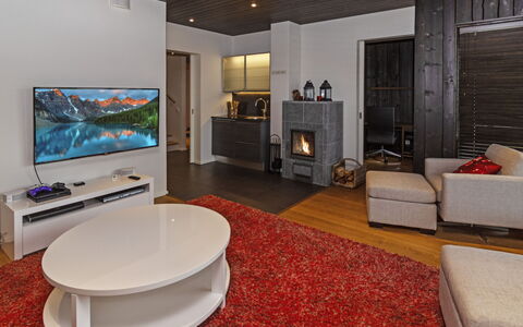 Holy Lake Chalet a: Meubilair, Interieur Ontwerp, Flooring, Verdieping, Bankstel, Hout, Woonkamer, Plafond, Televisie, Kamer