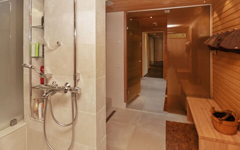 Holy Lake Chalet a: Flooring, Verdieping, Hout, Interieur Ontwerp, Loodgieterswerkinrichting, Badkamer, Plafond, Loodgieter, Verlichting, Kamer