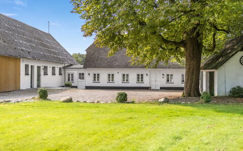 Vinni - 25Km from the Sea: Hout, Dak, Huis, Huis, Architectuur, Siding, Land Lot, Verblijf, Schuur, Garden Gebouwen
