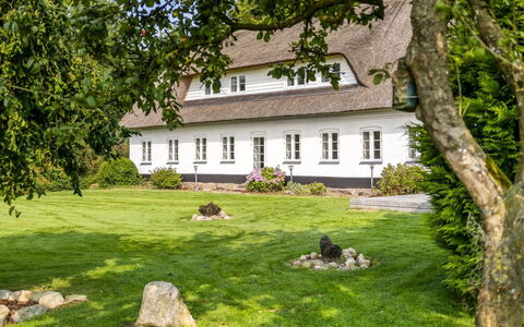 Vinni - 25Km from the Sea: Hout, Dak, Huis, Huis, Architectuur, Siding, Land Lot, Verblijf, Schuur, Garden Gebouwen