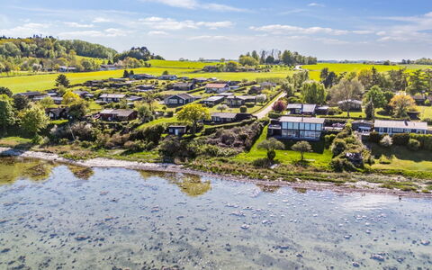 Titta - 10M to the Fjord: Blauw, Struik, Verblijf, Groundcover, Tuin, Landgoed, Schaduw, Landscaping, Boerderij, Eco Hotel