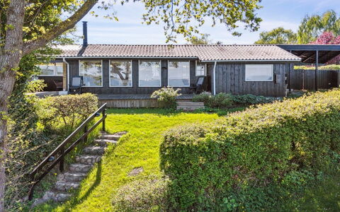 Titta - 10M to the Fjord: Blauw, Struik, Verblijf, Groundcover, Tuin, Landgoed, Schaduw, Landscaping, Boerderij, Eco Hotel