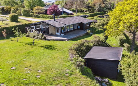 Titta - 10M to the Fjord: Blauw, Struik, Verblijf, Groundcover, Tuin, Landgoed, Schaduw, Landscaping, Boerderij, Eco Hotel