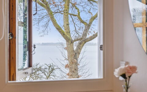 Titta - 10M to the Fjord: Blauw, Struik, Verblijf, Groundcover, Tuin, Landgoed, Schaduw, Landscaping, Boerderij, Eco Hotel