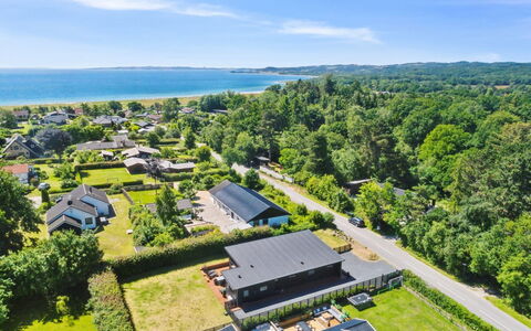 Thorkjell - 350M from the Sea: Hout, Huis, Veranda, Dek, Hardwood, Dak, Beits, Houten Vloer, Eco Hotel