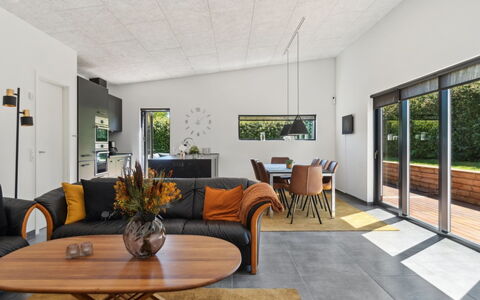 Thorkjell - 350M from the Sea: Hout, Huis, Veranda, Dek, Hardwood, Dak, Beits, Houten Vloer, Eco Hotel