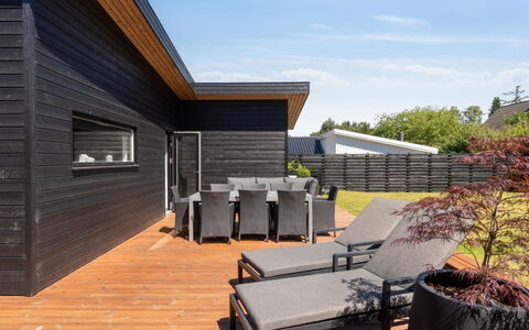 Thorkjell - 350M from the Sea: Hout, Huis, Veranda, Dek, Hardwood, Dak, Beits, Houten Vloer, Eco Hotel
