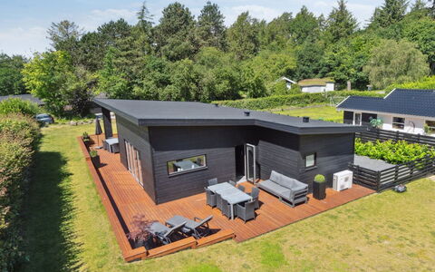 Thorkjell - 350M from the Sea: Hout, Huis, Veranda, Dek, Hardwood, Dak, Beits, Houten Vloer, Eco Hotel