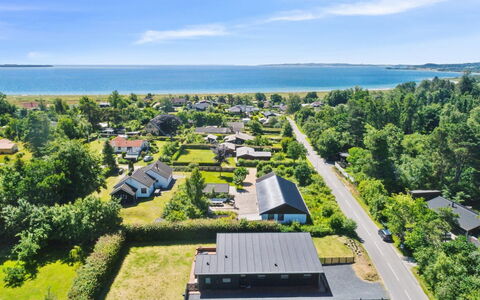 Thorkjell - 350M from the Sea: Hout, Huis, Veranda, Dek, Hardwood, Dak, Beits, Houten Vloer, Eco Hotel