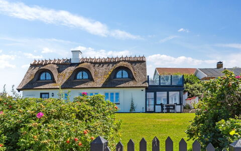 Susan - 20M from the Sea: Hout, Dak, Architectuur, Huis, Huis, Verblijf, Siding, Hardwood, Helling, Landgoed