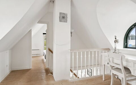 Susan - 20M from the Sea: Hout, Dak, Architectuur, Huis, Huis, Verblijf, Siding, Hardwood, Helling, Landgoed