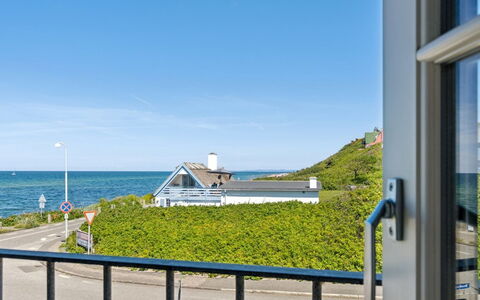 Susan - 20M from the Sea: Hout, Dak, Architectuur, Huis, Huis, Verblijf, Siding, Hardwood, Helling, Landgoed