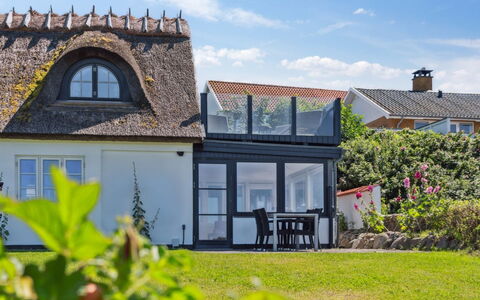 Susan - 20M from the Sea: Hout, Dak, Architectuur, Huis, Huis, Verblijf, Siding, Hardwood, Helling, Landgoed