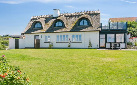 Susan - 20M from the Sea: Hout, Dak, Architectuur, Huis, Huis, Verblijf, Siding, Hardwood, Helling, Landgoed