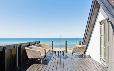Susan - 20M from the Sea
