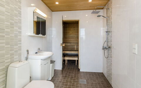Kotaniemi: Flooring, Verdieping, Muur, Loodgieterswerkinrichting, Interieur Ontwerp, Hout, Badkamer, Plafond, Toilet, Tegel