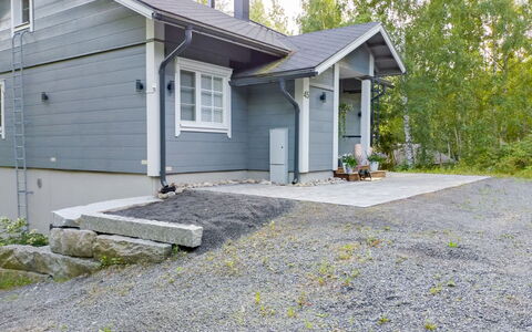 Villa Iloinen: Huis, Huis, Siding, Verblijf, Deur, Dak, Schuifraam, Werf, Oprit