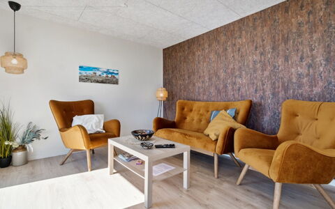 Yari - 50M from the Sea: Meubilair, Flooring, Interieur Ontwerp, Muur, Verdieping, Hout, Stoel, Houten Vloer, Kamer, Woonkamer