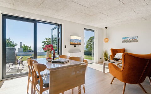 Yari - 50M from the Sea: Meubilair, Stoel, Keuken En Eettafel, Natuurlijk Materiaal, Eetkamer, Koffietafel, Kamerplant, Gips, Lichte Inrichting