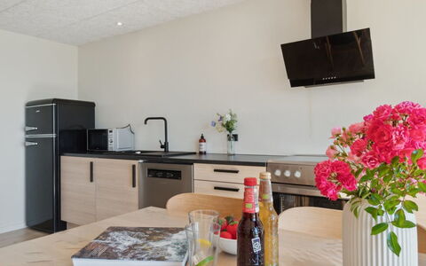 Yari - 50M from the Sea: Meubilair, Interieur Ontwerp, Keuken, Countertop, Flooring, Toestel Van De Keuken, Hout, Verdieping, Major Appliance, Plafond
