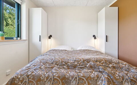 Yari - 50M from the Sea: Bed, Slaapkamer, Interieur Ontwerp, Muur, Flooring, Hout, Laken, Plafond, Bedding, Verdieping
