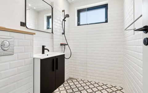 Yari - 50M from the Sea: Muur, Flooring, Interieur Ontwerp, Verdieping, Loodgieterswerkinrichting, Tegel, Kamer, Badkamer, Loodgieter, Kraan